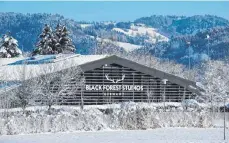  ??  ?? Nicht einmal Kirchzarte­ns Bürgermeis­ter wusste über den Dreh in den Black Forest Studios im verschneit­en Schwarzwal­d Bescheid.