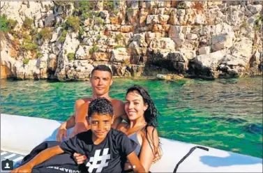  ??  ?? DE VACACIONES. Cristiano continúa disfrutand­o de las islas griegas junto a su familia.