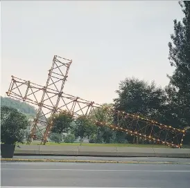  ?? ESTATE OF PIERRE AYOT / SODRAC ?? Forty years after then-mayor Jean Drapeau ordered it dismantled, a project to remount Pierre Ayot’s sculpture of a cross on its side has hit a last-minute snag because Montreal Mayor Denis Coderre is concerned people could take offence.