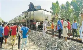  ?? HT PHOTO ?? A concretemi­xer truck rammed into the train at an unmanned crossing in Fazilka on Sunday.