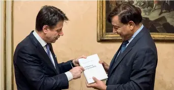  ??  ?? Il dono
Il premier Giuseppe Conte ha regalato al patron di Arcelor, Lakshmi Mittal, il suo libro
L’impresa responsabi­le