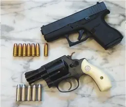  ??  ?? Comparació­n con el Smith & Wesson calibre .38 Spl, un clásico backup. La G 43 lo aventaja en capacidad y facilidad de recarga.