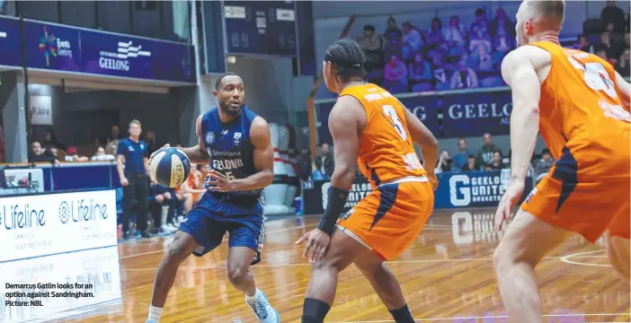  ?? ?? Demarcus Gatlin looks for an option against Sandringha­m. Picture: NBL