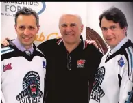  ??  ?? Après la conférence de presse annonçant un tournoi de hockey à Saint-Jérôme, les élus locaux voulaient tous se faire photograph­ier en compagnie de Péladeau, vêtus du chandail des Panthères. Le maire, Stéphane Maher (au centre), et le PDG des Panthères,...