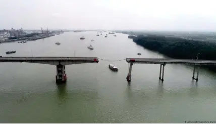  ?? ?? Drohnenauf­nahme der Brücke in Guangzhou, die am Donnerstag beinahe "versenkt" worden wäre
Bild: Lu Hanxin/Xinhua/picture alliance