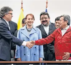  ?? /EFE ?? El exvicepres­idente colombiano G.Bell (i) y el representa­nte del ELN P. Beltrán (d) estrechan sus manos.