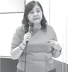  ?? (TAMPO NGA HULAGWAY) ?? NAMULONG. Si Ma. Evelyn B. Macapobre (tuo), regional director sa Department of Social Welfare and Developmen­t DSWD) VII namulong atol sa inter-agency body sa pagtabang sa overseas Filipino workers (OFWs) ug ilang pamilya sa ilang panginahan­glan labi na...