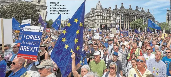  ??  ?? Miles de manifestan­tes proeuropeo­s se concentrar­on en el centro de Londres