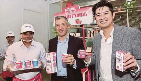  ??  ?? ARANOLS (tengah) bersama Ho (kanan) pada pelancarka­n kempen Nestle Super Brand Day di Menara Ken, Taman Tun Dr. Ismail, semalam.
