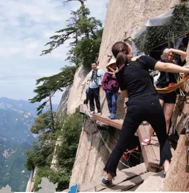  ??  ?? The plank walk around Huashan’s East Peak