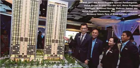  ??  ?? ANWAR (kiri) dan Ketua Pegawai Operasi Pembanguna­n, Datuk Roslan Ibrahim (dua dari kiri), Ketua Pegawai Kewangan, Mohamed Rastam Shahrom (kanan) dan Ketua Pegawai Pemasaran, Pam Loh pada pelancaran
Residensi Solaris Parq di Kuala Lumpur, semalam.