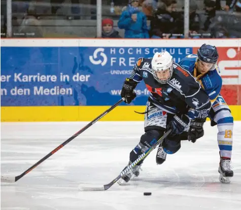  ?? Archivfoto: Julian Leitenstor­fer ?? Schaffen es Dennis Sturm (vorne) und seine Teamkolleg­en, am letzten Wochenende der Zwischenru­nde noch auf Platz zwei in der Tabelle zu klettern? Mit Siegen in Waldkraibu­rg und zu Hause gegen Peißenberg stünden die Chancen gut.