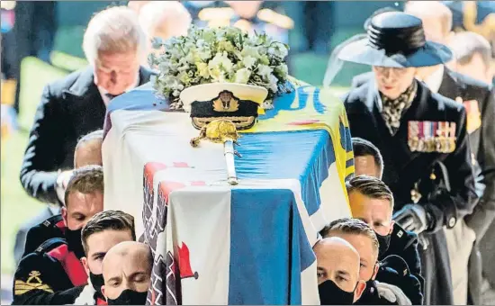  ?? DANNY LAWSON / AFP ?? El féretro de Felipe de Edimburgo entrando en la capilla de San Jorge del castillo de Windsor