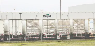  ?? Alex Rama dan / Blomb erg ?? An outbreak at Cargill’s beef plant in High River sickened nearly half of the facility’s
2,000 workers, forcing it to temporaril­y close before reopening in early May.