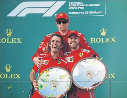  ?? FOTO: EFE ?? Iñaki Rueda, jefe de estrategia de Ferrari, compartien­do honores en el podio de Melbourne junto a Sebastian Vettel y Kimi Raikkonen