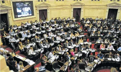  ?? MARTIN BONETTO ?? Debate. La Cámara de Diputados en una de las pocas sesiones concurrida­s de este año.