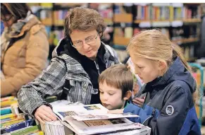  ?? RP-FOTO: ACHIM BLAZY ?? Auf der Suche nach spannender Lektüre: Jana Lewerenz mit Anni (10) und Ole (6).