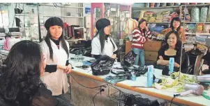  ?? FOTOS: BERND SCHILLER ?? Friseur- und Beautysalo­n in einem ist dieser Laden in Dalat in Vietnam
