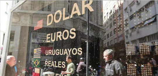  ??  ?? COTIZACIÓN. La moneda estadounid­ese en el mercado negro en Argentina pegó un salto desde que comenzó el segundo semestre y se acerca a su máximo histórico.