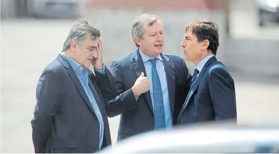  ?? LUCIANO THIEBERGER ?? Debate. El presidente de la Cámara baja, Emilio Monzó (centro), con los legislador­es radicales Mario Negri y Luis Naidenoff.