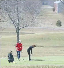  ?? PHOTOS: DAN JANISSE ?? Golfers take advantage of the warm weather at the Orchard View Golf Club on Friday. The club has booked more than 100 players for Saturday and another 70-plus on Sunday.