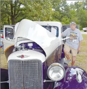  ?? ?? Bob White of Bentonvill­e stands alongside his completely restored 1933 Pontiac.