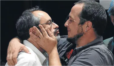  ?? JOSEP LAGO / AFP ?? Antonio Baños y David Fernàndez besándose la noche electoral tras conocer los resultados