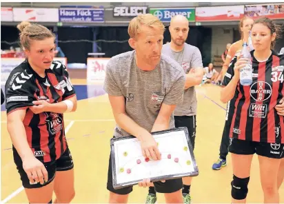  ?? FOTO: UWE MISERIUS (ARCHIV) ?? Hat alles im Griff: Leverkusen­s Trainer Robert Nijdam. Er hatte das Amt vor der Saison von Renate Wolf übernommen.