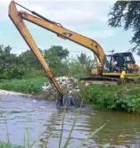  ?? RICARDO FLETE ?? Los canales de riego están contaminad­os por desechos.