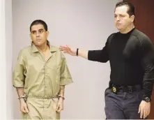  ??  ?? EL ACUSADO. Steven Sánchez Mártir cuando era escoltado por un alguacil al interior de la sala judicial.