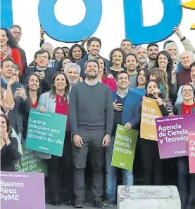  ??  ?? Obelisco. Lammens, ayer con el camporista Recalde y otros candidatos