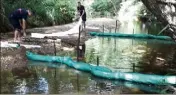  ??  ?? Des barrages flottants ont été rapidement installés pour circonscri­re la fuite de carburant.