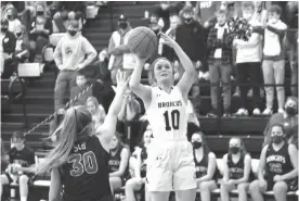  ?? Alex Eller ?? Lindey Coble of Mullen puts up a shot over Bryn Schwarz of South Loup during the MNAC Championsh­ip at NPCC on Jan. 30.