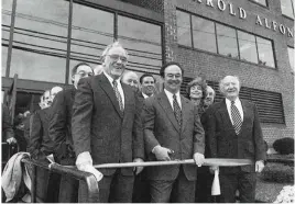  ??  ?? In 1999, Two Ten cuts the ribbon to its new Waltham, Mass., headquarte­rs