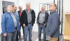  ?? FOTO: RÖSCH ?? Orstvorste­her Peter Knaus (Mitte) führt die Lokalpolit­iker und Bürgermeis­ter Armin Christ (rechts) durch die ehemalige Wohnung.