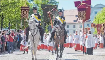  ?? FOTO: DEREK SCHUH ?? Der Blutritt in Weingarten gilt als europas größte Reiterproz­ession. Allerdings verzeichne­n die Reitergrup­pen derzeit einen Mitglieder­schwund.