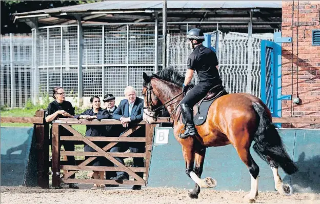  ?? POOL / EFE ?? Boris Johnson contemplan­do ayer un entrenamie­nto de la policía montada en West Yorkshire