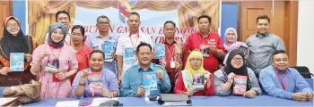  ??  ?? Jismit (fourth from right, seated) and Pertubuhan Gagasan Ekonomi Bumiputera Sabah members yesterday.