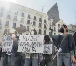  ?? David Obach / Europa Press ?? Feministes es manifesten contra la llei trans a Madrid, ahir.