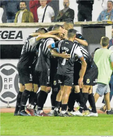  ?? JORGE DEL ÁGUILA ?? Los jugadores de la Balona hacen piña en torno a Víctor Mena tras su gol.