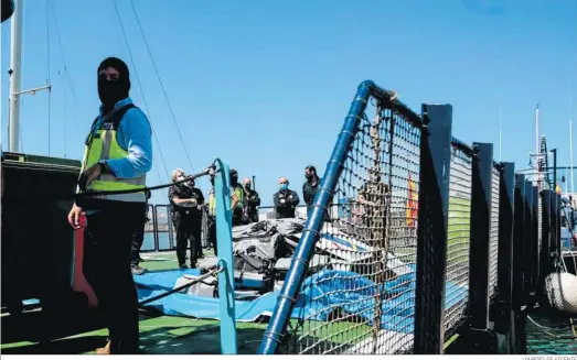  ?? LOURDES DE VICENTE ?? Policías y agentes de Aduanas, a bordo del buque ‘Fulmar’, posan con la tonelada de cocaína incautada.