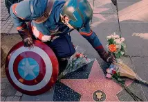  ??  ?? L’omaggio dei fan in costume sul Walk of Fame di Hollywood EPA