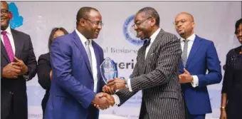  ??  ?? Trustee of the Associatio­n, Chief Anthony Idigbe, SAN (Right) presenting an appreciati­on plaque to Keynote Speaker, Mr. Femi Adewole