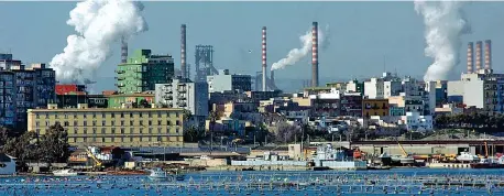  ??  ?? L’Ilva è passata definitiva­mente allo Stato nel 2015 con la richiesta di amministra­zione straordina­ria e la nomina, da parte del Ministro dello Sviluppo Economico, di tre commissari. Nel 2016 il bando per gli asset aziendali