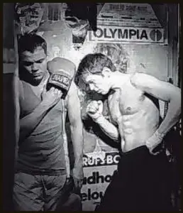  ??  ?? Ein Bild aus vergangene­n Zeiten: Antonio (l.) und Michel Ruge Mitte der 90er im Boxkeller der „Ritze“