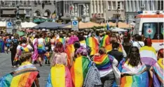  ?? Foto: Annette Zoepf ?? Nach einer Parade zum Christophe­r Street Day in Augsburg soll es zu einem Angriff auf Teilnehmer gekommen sein.