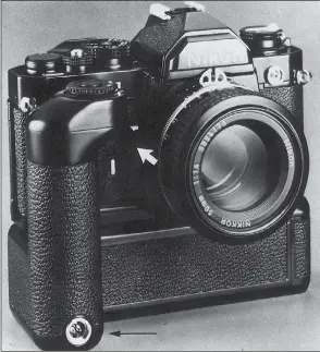  ??  ?? Nikon FM mit Motorantri­eb 3,5 Bilder pro Sekunde zog die Nikon FM mit dem Motorantri­eb MD-11 durch – ohne AF. Den gab es 1977 noch nicht. Damals mussten die Fotografen den Film meist noch von Hand transporti­eren, und in jedem Fall war nach 36 Bildern Schluss.