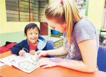  ?? —photo fournie ?? Lors des activités d’animation organisées par les missionnai­res en herbe, des livres à colorier étaient à la dispositio­n de tous. Sur la photo, le regard que porte ce jeune garçon envers Mélissa est rempli d’amour.