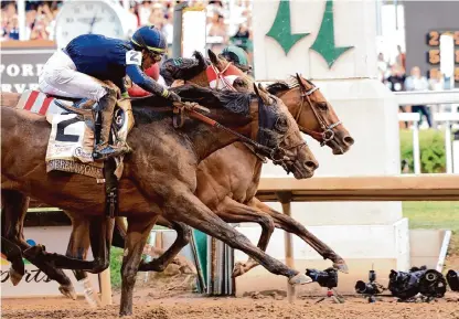  ?? Justin Casterline/Getty Images ?? Mystik Dan, top, won the Kentucky Derby’s closest three-horse photo finish since 1947 on Saturday.