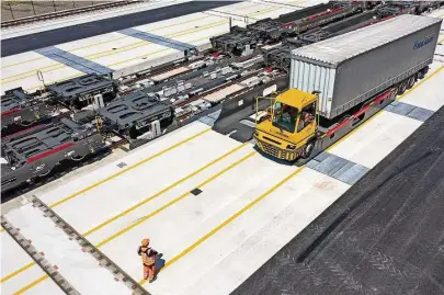  ?? Foto: Cargobeame­r ?? Große Schiebung: Am Terminal in Calais können pro Tag zwölf Zugpaare be- und entladen werden – in nur 20 Minuten.